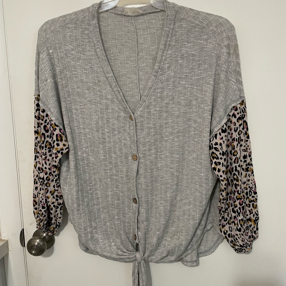 Chrysanthemum mixed media knit
Button top with Cheetah print puff sleeves Sm